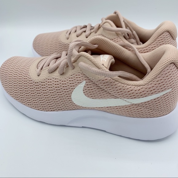 Nike women’s Tanjun New in Box - Picture 2 of 6